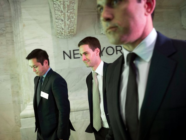  Giám đốc NYSE, ông Tom Farley (phải), đang đi cùng Spiegel (giữa) và Murphy (trái). 