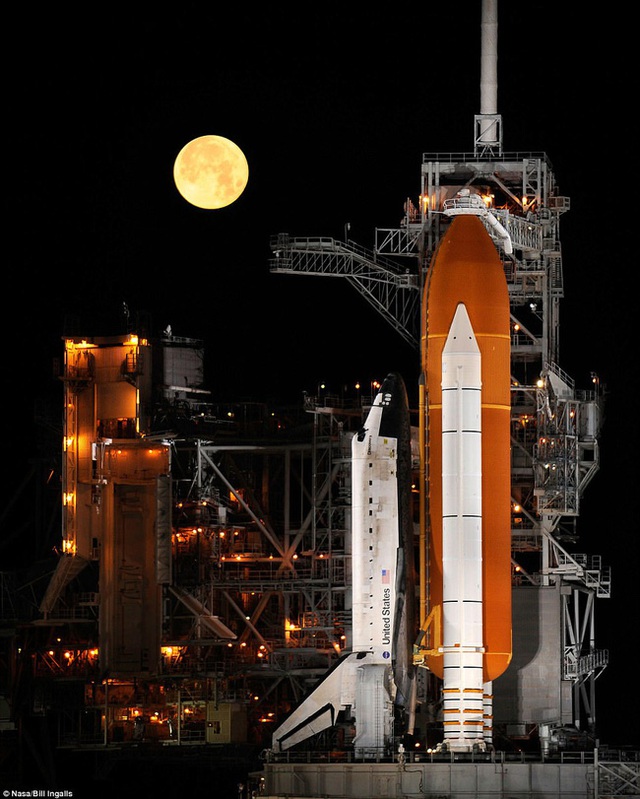 Tàu con thoi Space Shuttle Discovery trên bệ phóng vào năm 2009