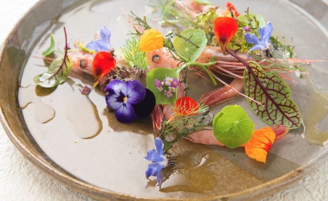 Tôm với hoa tươi, tất cả mọi thứ trên đĩa đều có thể ăn ngon lành: