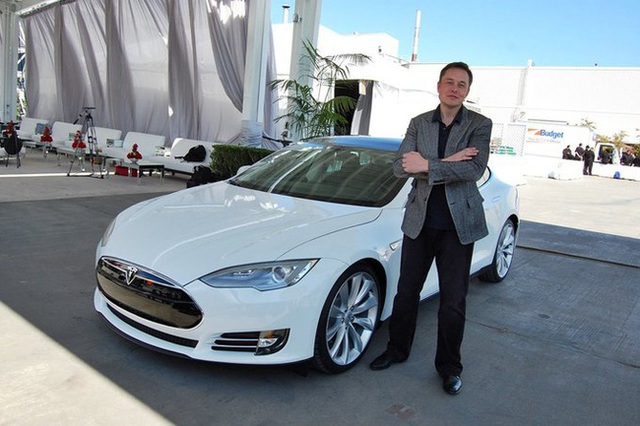  Elon Musk là nhà sáng lập Tesla - công ty Mỹ chuyên thiết kế, sản xuất và phân phối sản phẩm ô tô điện và linh kiện cho các phương tiện chạy điện 