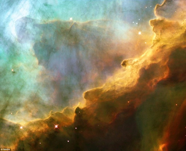 Hình ảnh do kính thiên văn vũ trụ Hubble cung cấp về tinh vân Omega - trông giống một vùng biển đang phẫn nộ. Màu sắc của tinh vân này đến từ những đám mây hydro và các tinh thể lưu huỳnh, oxy