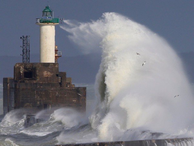  Những cơn gió mạnh - khoảng 62 dặm một giờ - khuấy những đợt sóng lớn ở Boulogne-sur-Mer ở miền bắc nước Pháp. 