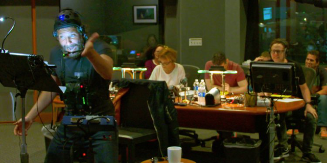  James Gunn đang ngồi cười những lời thoại do chính mình góp công tạo nên. 