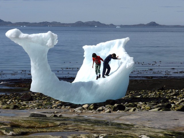  Hai đứa trẻ chơi trên tảng băng ở Nuuk, Greenland.Two children playing on an iceberg in Nuuk, Greenland. 