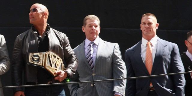  Dwayne Johnson chứng tỏ năng lực của mình trên võ đài bằng việc giành nhiều chiến thắng tại các giải đấu WWE hạng nặng 