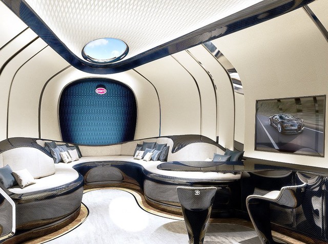  Thay vì chia nhỏ không gian sinh hoạt bên trong thành từng cabin, Bugatti chọn giải pháp mang đến môt khu vực rộng lớn với các ghế salon dài và TV. 
