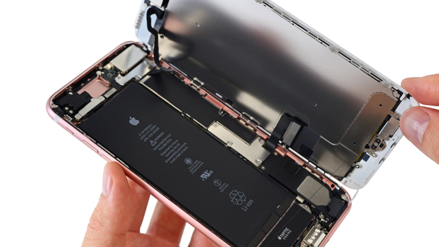 Các nhà sản xuất lập luận rằng, việc tự ý sửa chữa điện thoại sẽ gây nổ pin