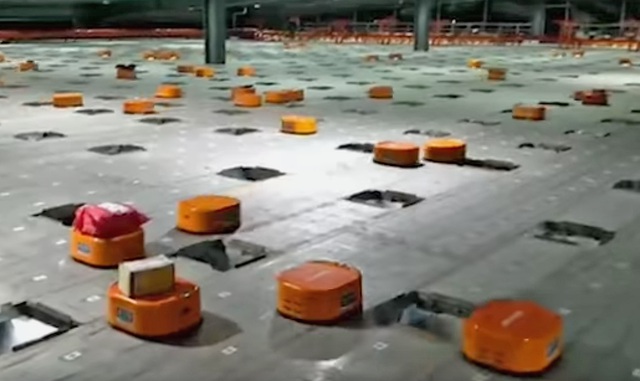 Những chú robot hình dạng đơn sơ phân loại hàng ở Trung Quốc.
