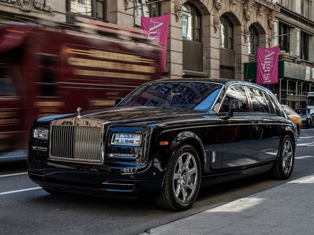 Rolls-Royce thực ra đã ngừng sản xuất mẫu Phantom 2016 này, dù cho giá cả của nó vẫn có mức khởi điểm 417.825 USD