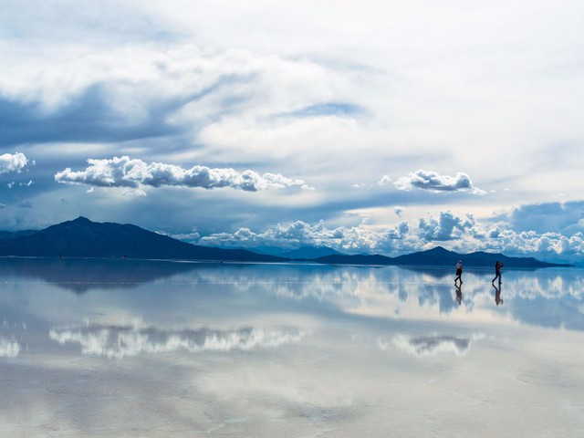  Salar de Uyuni ở Bolivia là cánh đồng muối tự nhiên lớn nhất thế giới được hình thành do sự vận động của vỏ trái đất. Trong những tháng mùa đông, khu vực này hoàn toàn khô ráo. Tuy nhiên, khi mùa hè đến, cánh đồng lại luôn ngập nước, biến thành tấm gương soi khổng lồ. 