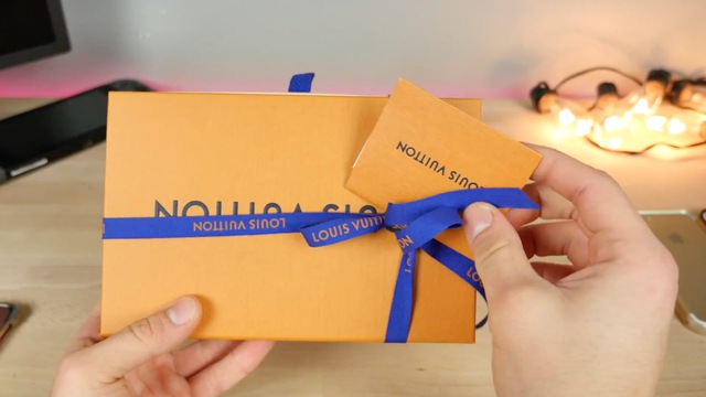  Bên trong phong bì nhỏ là gift receipt (một loại hóa đơn cho phép người nhận quà đổi sang một thứ khác tại cửa hàng nếu như họ không thích). 