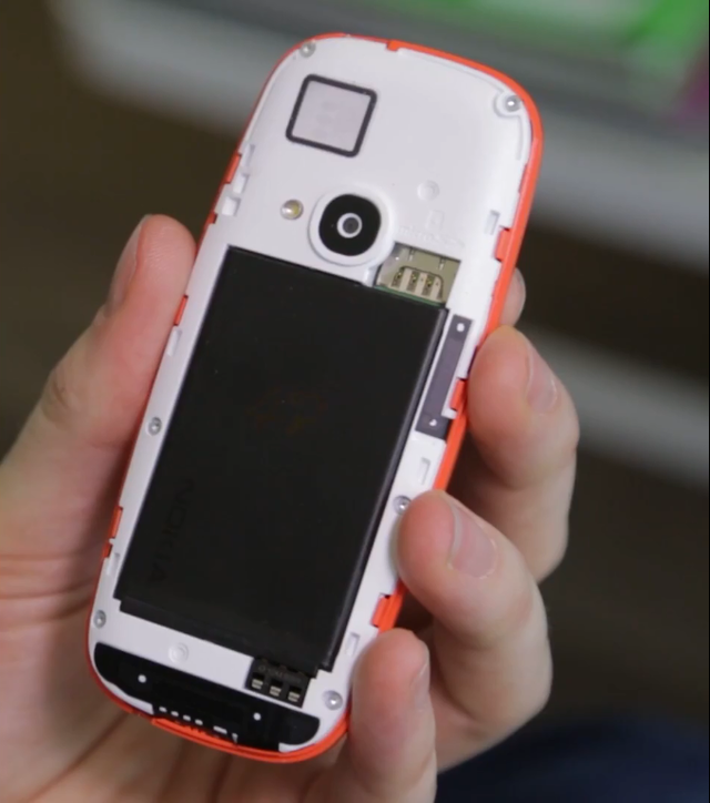 
Pin trên phiên bản 2017, phía trên còn có khe cắm thẻ nhớ MicroSD.
