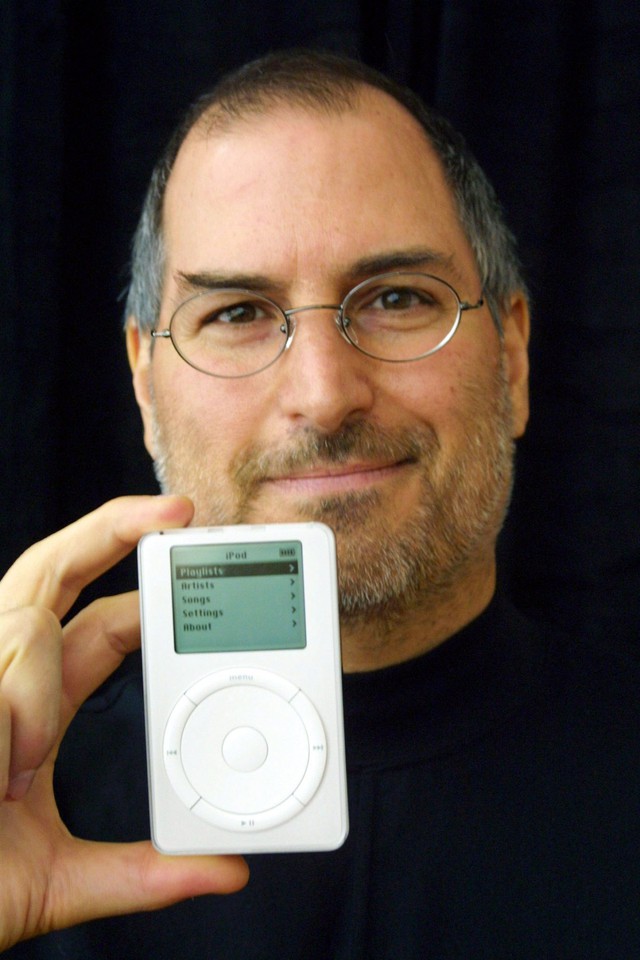 Vào tháng 10 cùng năm, Apple của Steve Jobs mở rộng sang lĩnh vực khác ngoài Mac với chiếc iPod, một máy nghe nhạc hứa hẹn chứa được tới 1.000 bài hát nằm gọn trong túi của bạn. iPod có khởi đầu không mấy thuận lợi vì nó có giá lên tới 399 USD vào thời điểm ra mắt và chỉ tương thích với máy Mac mà thôi.