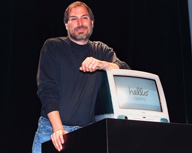 Gần một năm sau khi Microsoft mở hầu bao đầu tư vào Apple, tháng 8 năm 1998, Apple cho ra mắt chiếc iMac, máy tính all-in-one, hiệu năng cao được tạo ra bởi chính Steve Jobs và nhà thiết kế tài năng Jonathan Ive.
