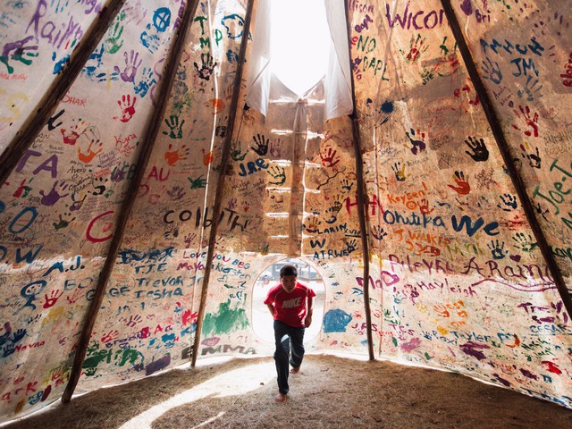  30. Tác phẩm: Standing Rock. Nhiếp ảnh gia: Amber Braken (Canada). Hạng: Chuyên nghiệp. Thể loại: Vấn đề đương đại 