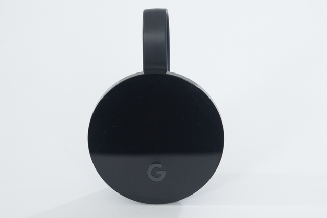  Chromecast Ultra có mặt trước được làm bằng nhựa bóng với logo Google, khá dễ xước 