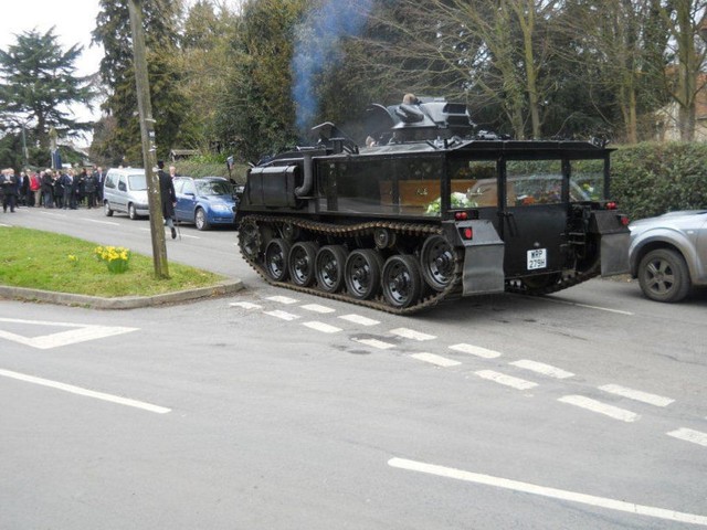  Một đám ma sử dụng xe tăng để chở quan tài 