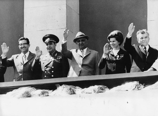 Các vị lãnh đạo Xô-viết và Bungary vẫy tay chào từ ban công. Từ trái sang: Stanko Todorov, Andrian Nikolayev, Todor Zhivkov, Valentina Tereshkova và Georgi Traikov.