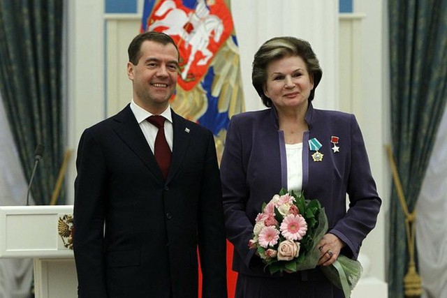 Valentina Tereshkova nhận huân chương Hữu nghị từ Tổng thống Nga Dmitry Medvedev vào ngày 12/7/2011.