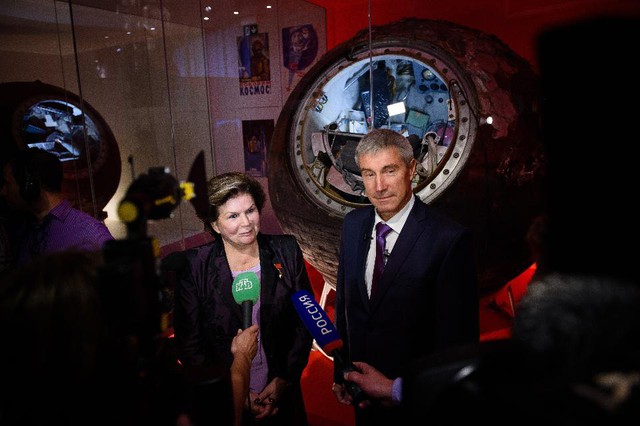 Valentina Tereshkova và Sergei Krikalev trả lời báo chí tại London vào 17/9/2015 với con tày Vostok 6 ở phía sau.