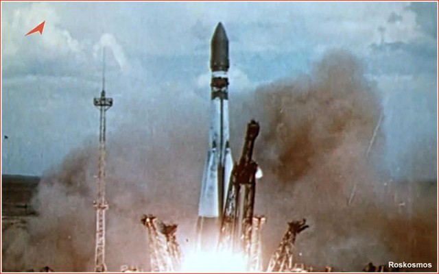Vostok 6 được phóng lên mang theo nữ du hành gia Tereshkova.