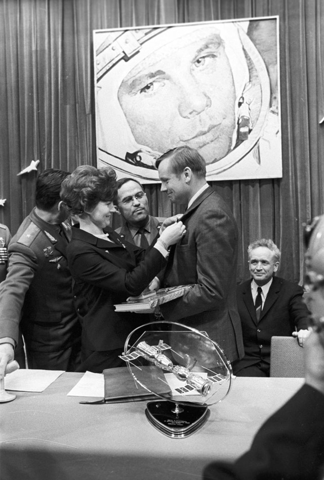 Tereshkova tặng huy chương cho nhà du hành Mỹ Neil Armstrong nhân dịp ông đến thăm Trung tâm huấn luyện phi hành gia Yuri Gagarin (sau đổi tên thành Star City).