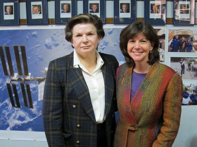 Nữ phi hành gia Cady Coleman gặp gỡ Tereshkova vào tháng 12/2010.