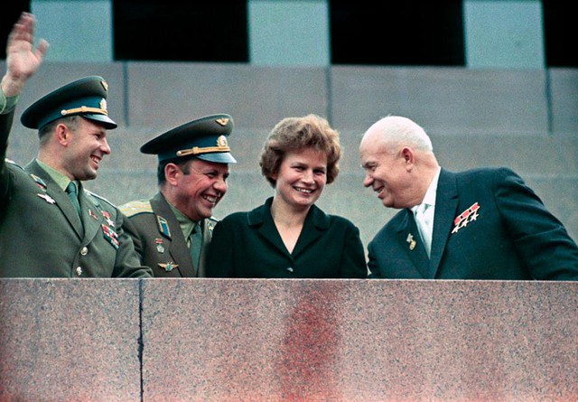 Nikita Khrushchev chụp ảnh cùng các đồng nghiệp Valentina Tereshkova, Pavel Popovich và Yuri Gagarin.