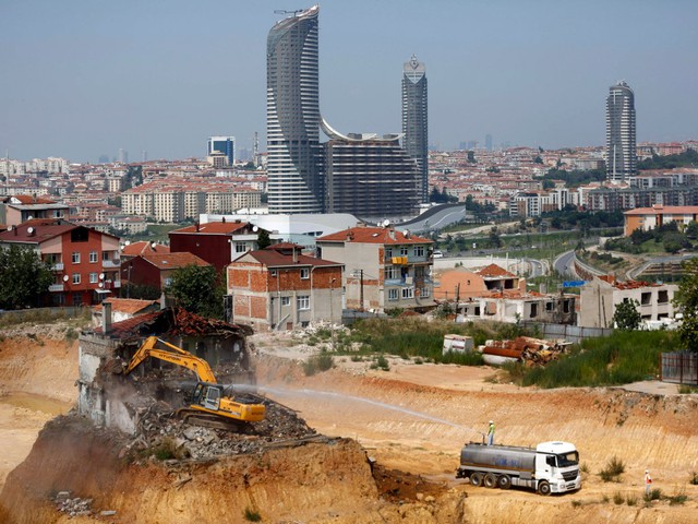  Dự án đổi mới đô thị 20 năm của Thổ Nhĩ Kỳ bao gồm một kế hoạch kéo dài để phá hủy toàn bộ 7 triệu ngôi nhà và xây lại theo cấu trúc mới nhằm chống động đất trong khu vực. Kế hoạch này bắt đầu từ nă 2012 và dự kiến chi phí khoảng 400 tỷ USD. 