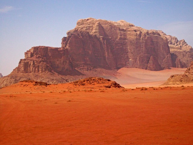  Cách thành cổ Petra khoảng 100km về phía nam, Wadi Rum là sa mạc lớn nhất và hoành tráng nhất Jordan. Đó là một tập hợp các thung lũng với những cồn cát kề bên những bức tường đá có đủ dạng dị thường và màu sắc luôn biến đổi kỳ ảo. 