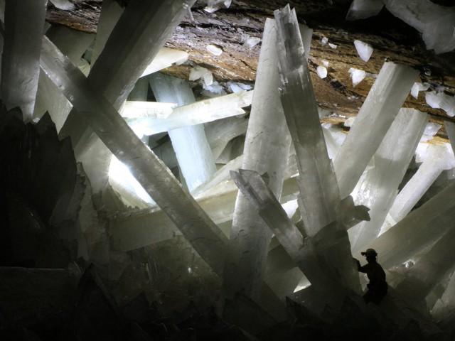  Hang Crystals ở Mexico được kết nối với mỏ Naica, nằm sâu bên dưới Naica, Chihuahua. Tại đây, những khối selenite khổng lồ sẽ khiến bất kì nhà thám hiểm nào cũng phải ngạc nhiên. 