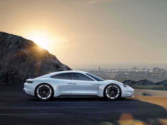  Bản concept Mission E có thể đặt vận tốc tối đa là 241km/h, và tăng tốc từ 0 đến 100km/h trong 3,5 giây. Tuy nhiên, Model S P100D của Tesla có thể làm điều này chỉ trong 2,5 giây. 
