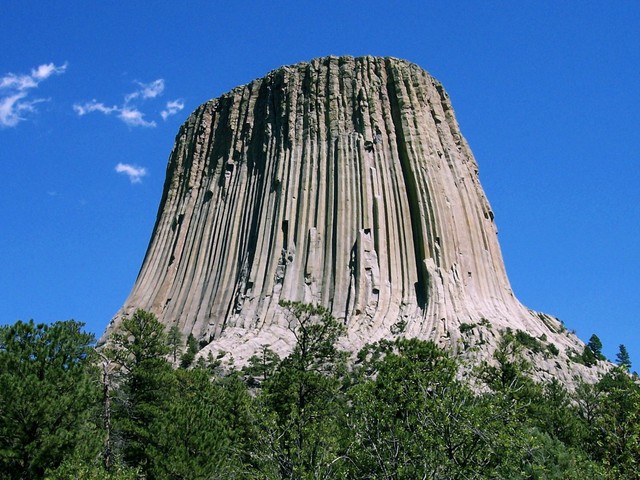  Tòa tháp Devil nằm ở phía đông bắc Wyoming, Mỹ. Tháp Devil, cao khoảng 380m, là một núi đá không có ngọn được hình thành khoảng 65 triệu năm trước bởi các hoạt động của núi lửa. Do sự xói mòn của nước mưa trong hàng triệu năm, tháp Devil hiện nay có hình dáng như phần hông của thiếu nữ. 