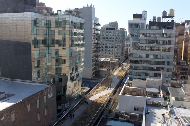  Từ cửa sổ của các tòa nhà căn hộ, bạn có thể nhìn thấy High Line và West Chelsea bên dưới. 