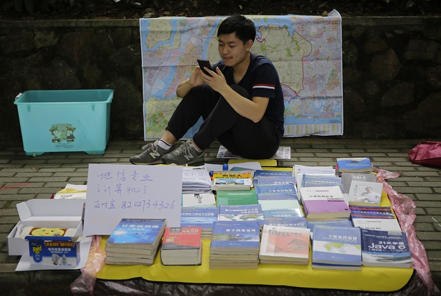 Một sinh viên trong khuôn viên đại học Vũ Hán, Trung Quốc đang dùng điện thoại.