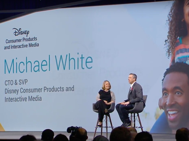  Đại diện Disney, ông Michael White, đang trình bày trong sự kiện của Google.​ 