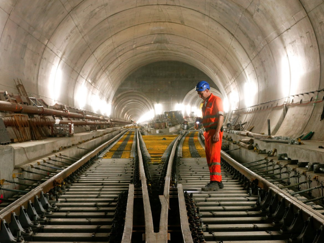 Sau 17 năm xây dựng, đường hầm Gotthard đã mở cửa vào ngày 1/6/2016 tại Thụy Sỹ. Với chiều dài 35 dặm, đây là đường hầm xe lửa dài và sâu nhất thế giới, với hiệu suất chở khách lớn chưa từng có khi xuyên qua các dãy núi Alps. 