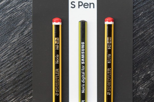 Nhằm để phân biệt với những chiếc bút chì truyền thống, Noris digital có màu xanh sọc đen - thay cho màu vàng đen.