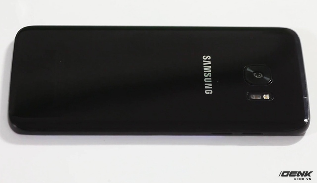 Mọi chi tiết thiết kế đều được Samsung chuyển sang màu đen 
