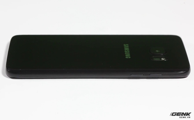  Thay đổi lớn nhất trong thiết kế của Galaxy S7 edge Black Pearl so với Black Onyx là phần viền đen, chứ không phải là bạc như trước kia 