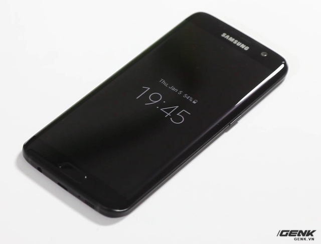  Galaxy S7 edge Black Pearl thật sự rất... đen. 