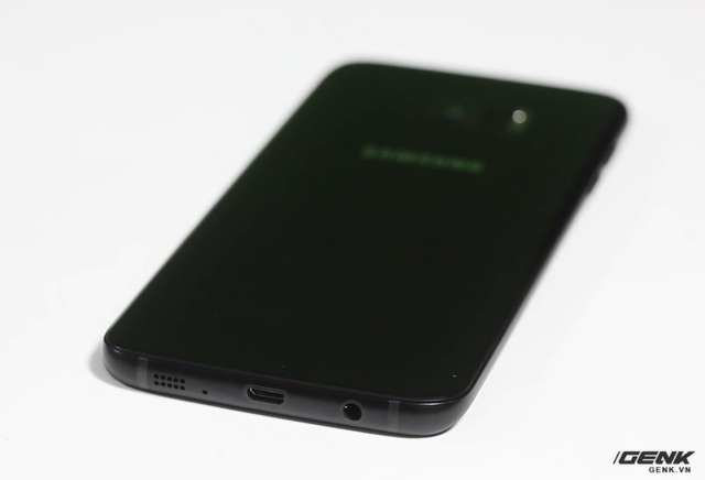  Galaxy S7 edge sử dụng cổng microUSB truyền thống 