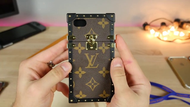  Và đây là chiếc ốp lưng hàng hiệu Louis Vuitton Eye-Trunk. Mặt lưng của chiếc ốp lưng này được làm bằng chất liệu Monogram Canvas - một loại vải cotton đặc biệt mà chỉ các nhà thiết kế Louis Vuitton mới biết cụ thể là gì. 