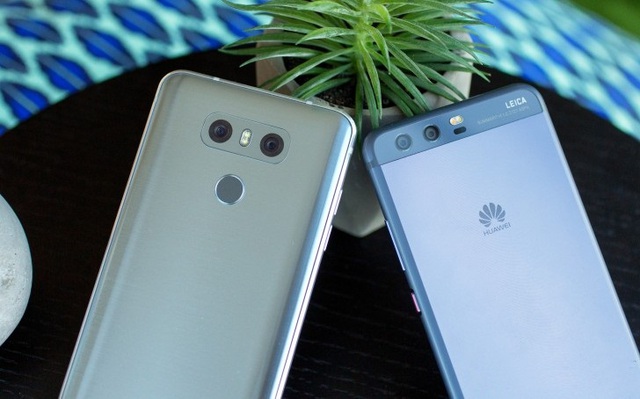 Cả Huawei và LG đều trang bị máy ảnh kép cho thiết bị đầu bảng của mình.