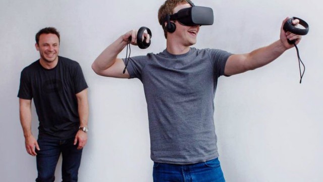  Ông chủ Facebook thử kính thực tế ảo của Oculus 