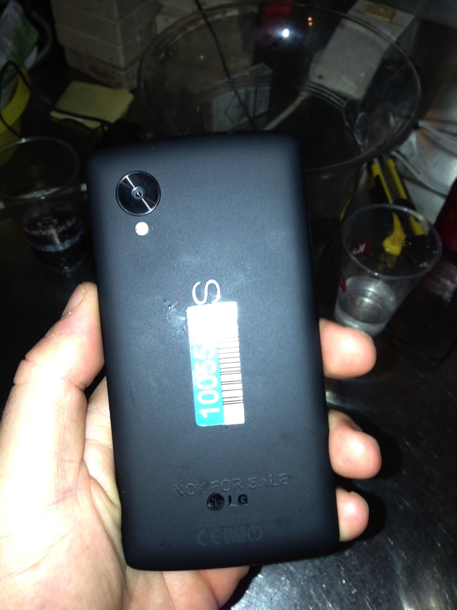 Chuyện thật như đùa, Nexus 5 bị phát hiện tại quán bar