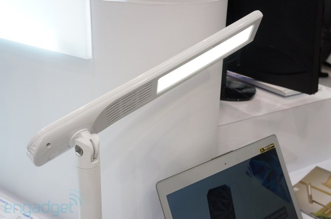 Gigaybte giới thiệu đèn bàn Smart Lamp tích hợp kèm ổ DVD và nhiều cổng kết nối