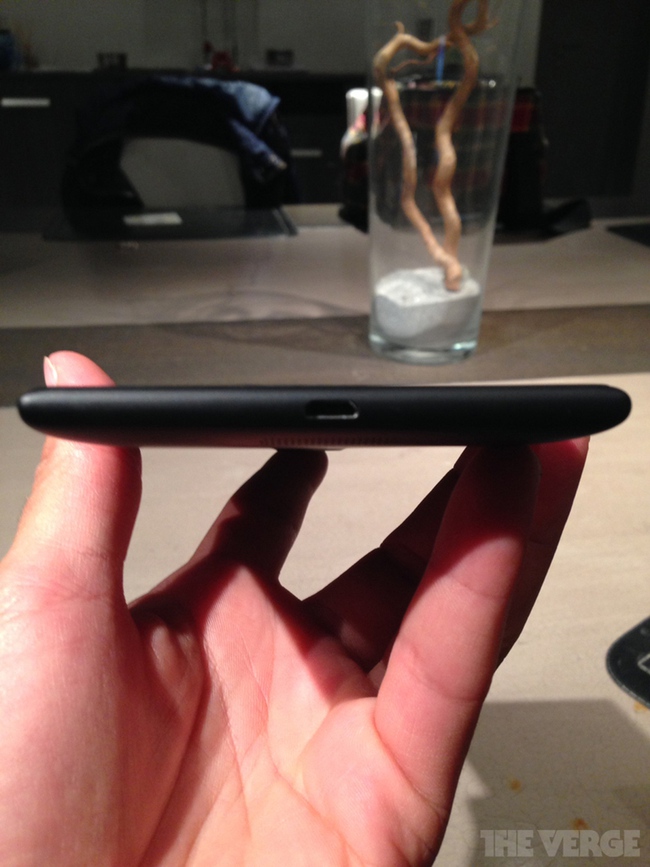 
	Cổng kết nối microUSB.