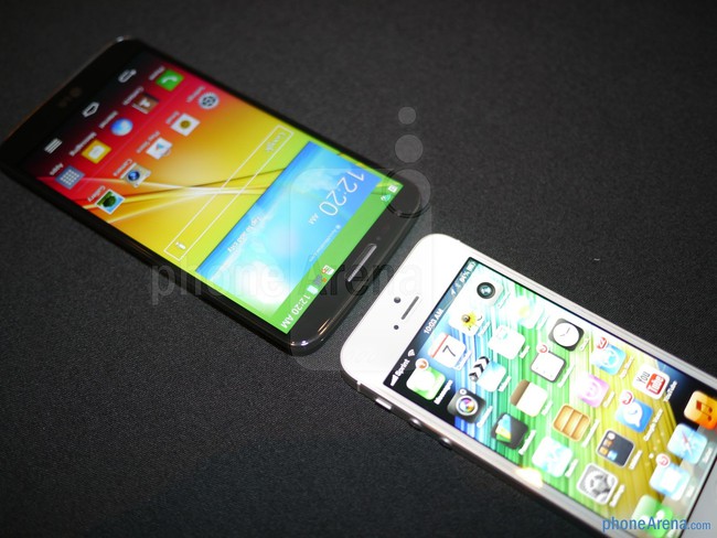 LG G2 so kè thiết kế cùng iPhone 5