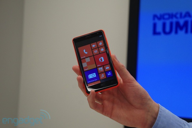  Chiếm phần lớn diện tích mặt trước của Lumia 625 là màn hình khủng 4,7 inch cho độ phân giải 480x800 pixel. Với độ phân giải tương đối thấp, khó có thể hy vọng chất lượng hiển thị sắc nét của Lumia 625.